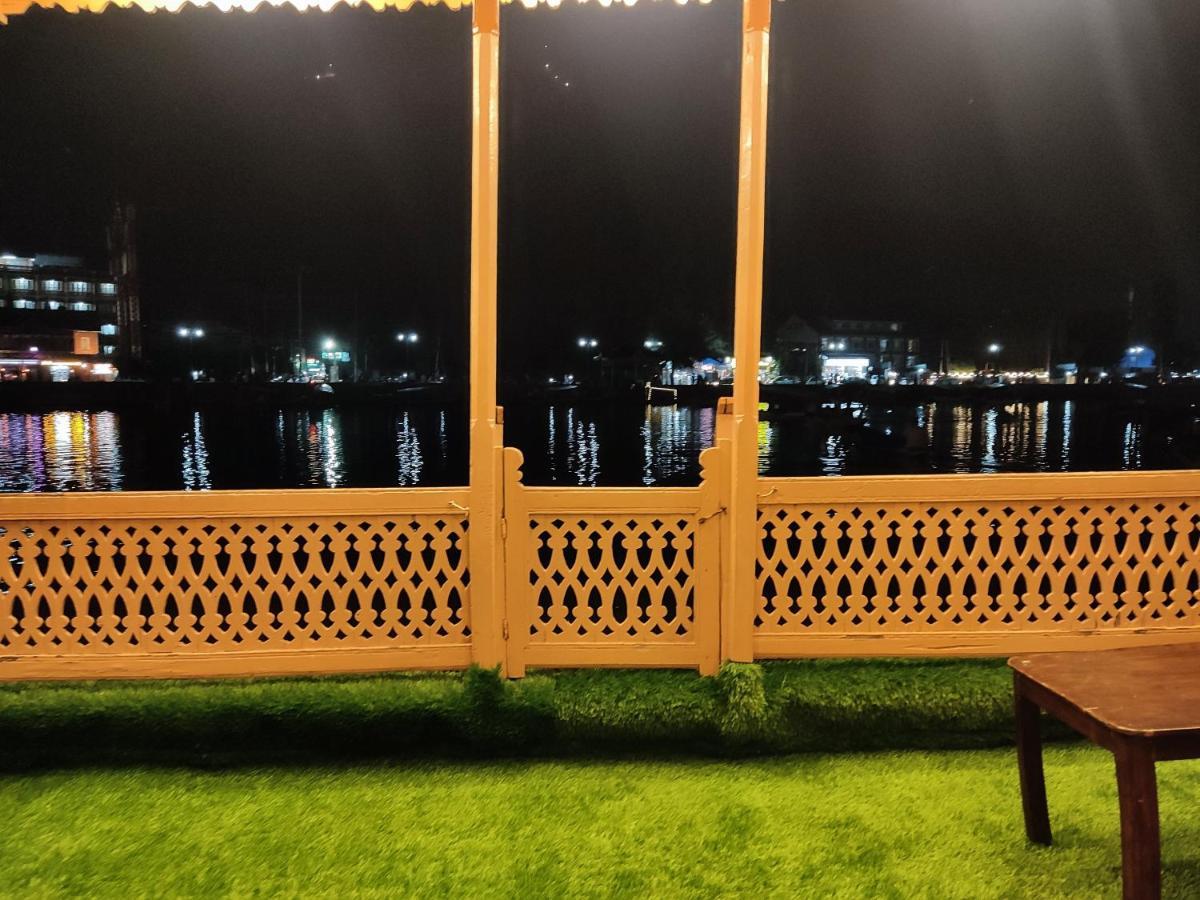 Houseboat Young Balmoral Castle Srinagar  Luaran gambar