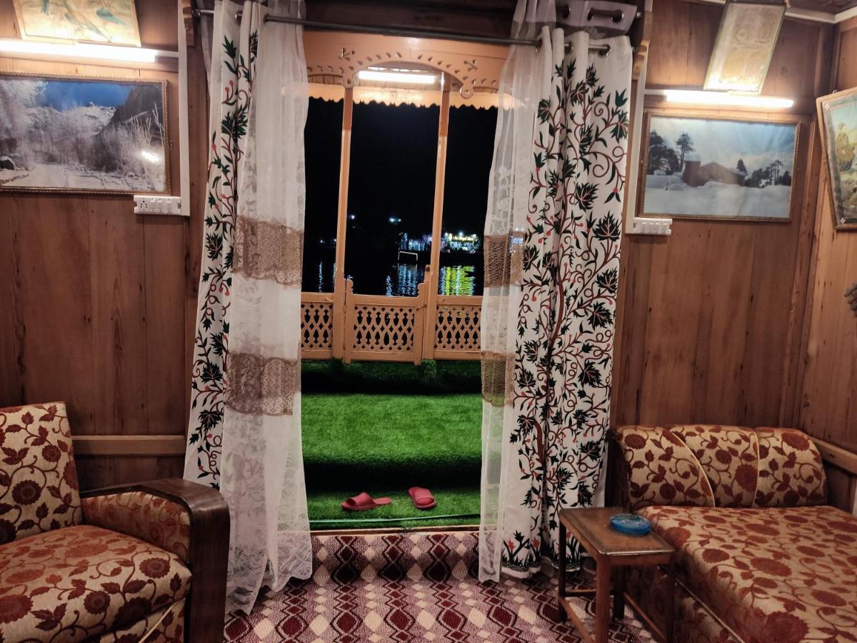 Houseboat Young Balmoral Castle Srinagar  Luaran gambar