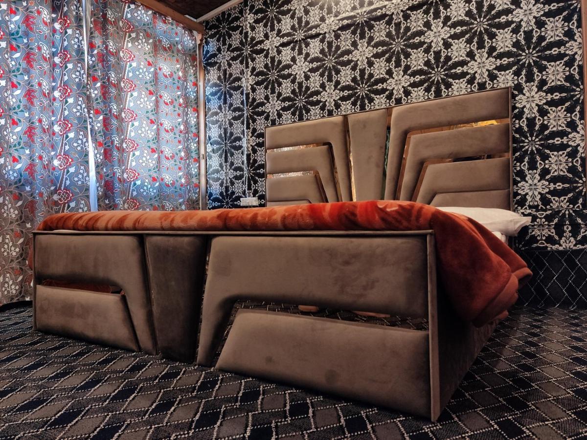 Houseboat Young Balmoral Castle Srinagar  Luaran gambar