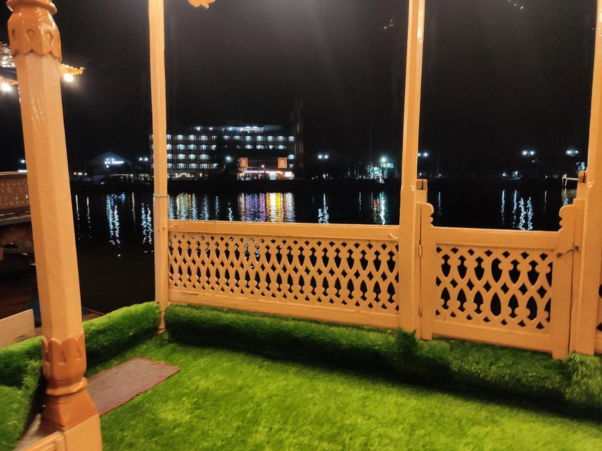 Houseboat Young Balmoral Castle Srinagar  Luaran gambar