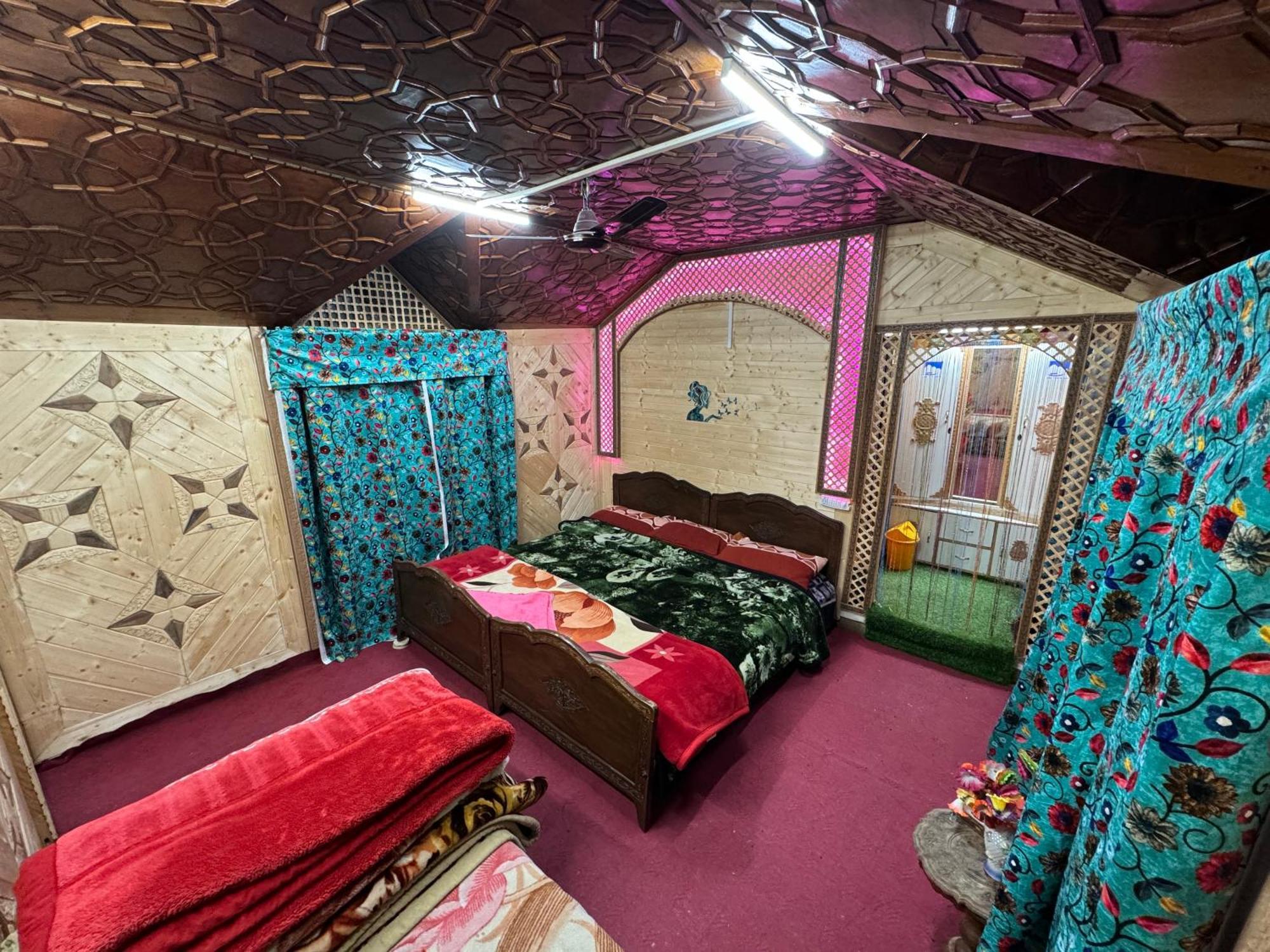 Houseboat Young Balmoral Castle Srinagar  Luaran gambar