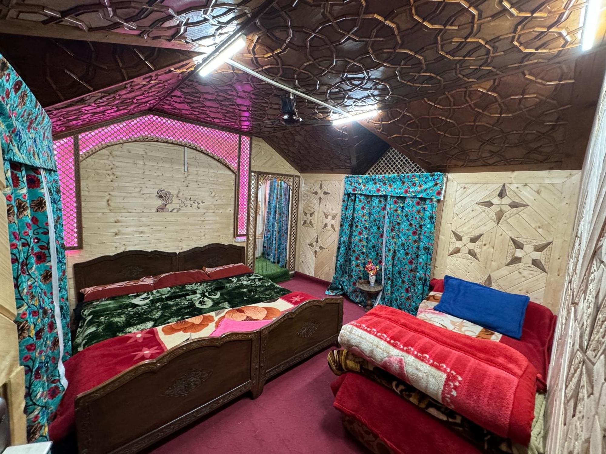 Houseboat Young Balmoral Castle Srinagar  Luaran gambar