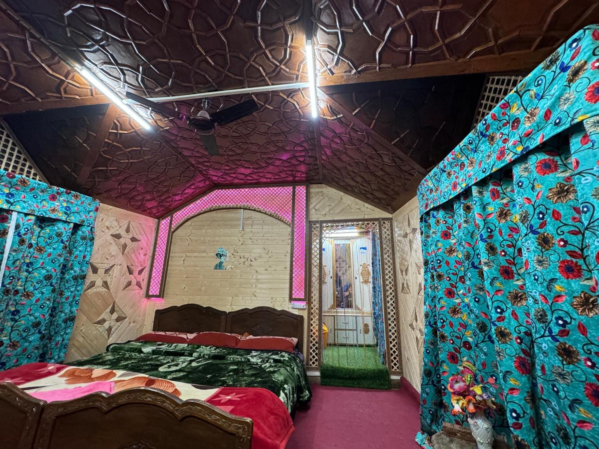 Houseboat Young Balmoral Castle Srinagar  Luaran gambar